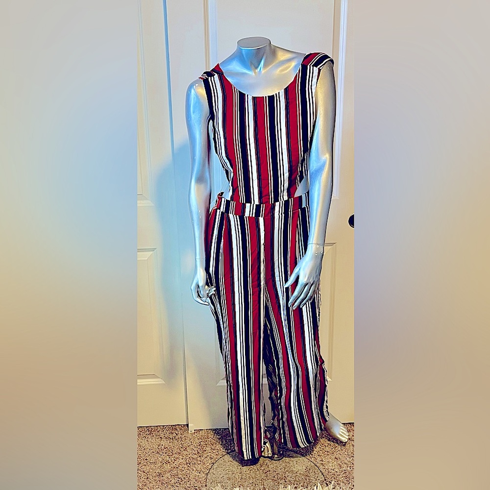 Elegant sexy jumpsuit fitted too wide front straps cutout structure striped